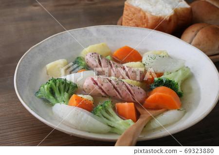 Pot-au-feu with plenty of vegetables Pot-au-feu with plenty of vegetables 69323880