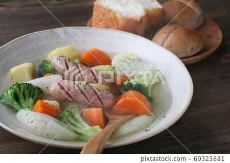 Pot-au-feu with plenty of vegetables Pot-au-feu with plenty of vegetables 69323881