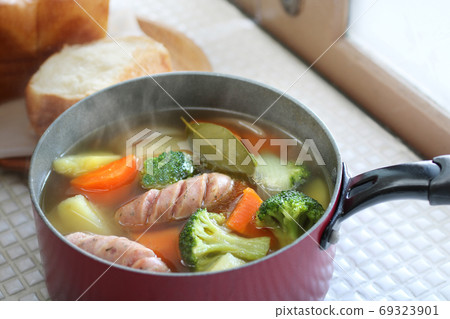 Pot-au-feu with plenty of vegetables Pot-au-feu with plenty of vegetables 69323901