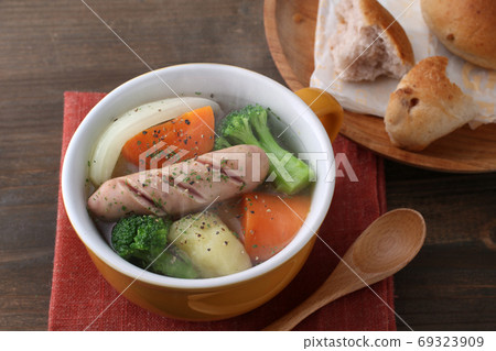 Pot-au-feu with plenty of vegetables Pot-au-feu with plenty of vegetables 69323909