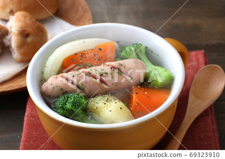 Pot-au-feu with plenty of vegetables Pot-au-feu with plenty of vegetables 69323910