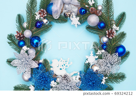 christmas wreath on a blue background, flatley, copy space christmas wreath on a blue background, flatley, copy space 69324212