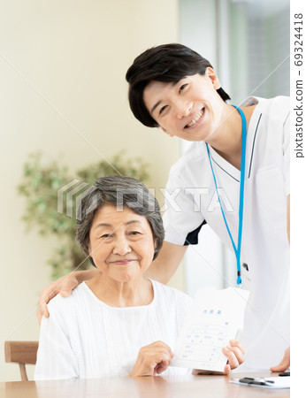 Visiting pharmacist and senior woman [Home medical care] 69324418