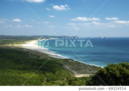 View of Kadokura and Maenohama Nature Park from the Seven Colors Observatory in Minamitane Town, Tanegashima, Kagoshima Prefecture 69324514