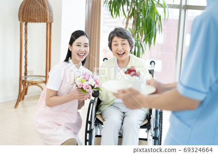 護理圖像高級婦女有一個保姆慶祝她的生日 69324664