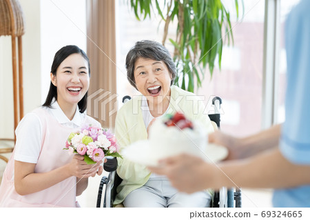 Nursing image: Senior woman having a caregiver celebrate her birthday 69324665