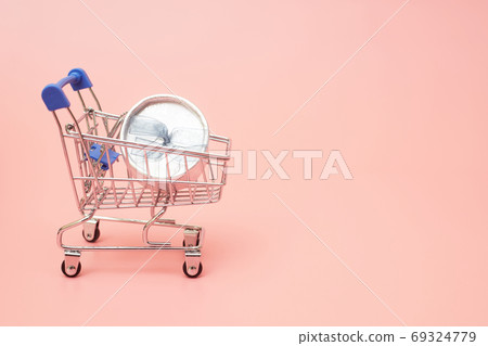concept black friday, gift boxes with shopping cart on pink pastel background, copy space, flatlay 69324779