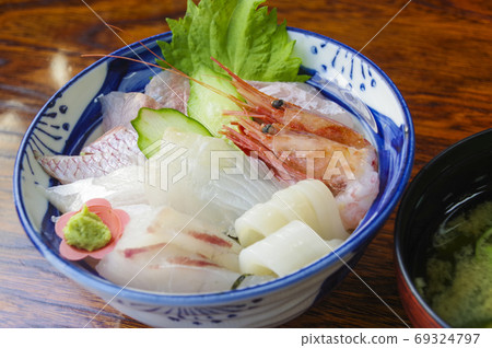 Seafood bowl using local seafood 69324797