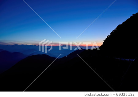 Blue moment scene before sunrise seen from Mt. Ibuki @ Shiga 69325152