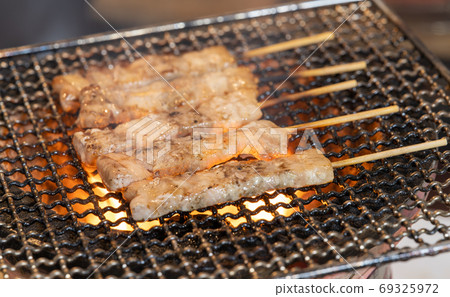 Charcoal-grilled pork roses and shichirin Charcoal-grilled pork roses and shichirin 69325972