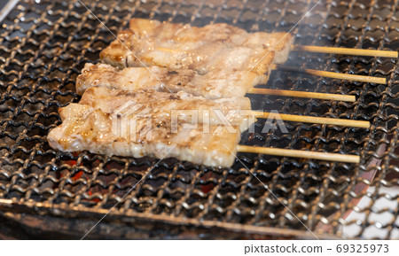 Charcoal-grilled pork roses and shichirin Charcoal-grilled pork roses and shichirin 69325973