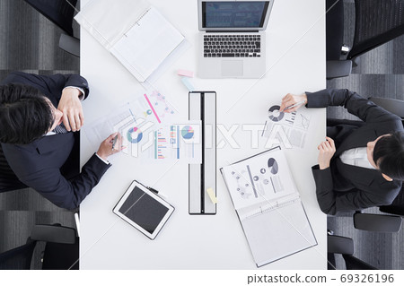 日本商務人士在會議室開會 日本商務人士在會議室開會 69326196