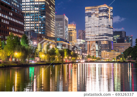 《東京》東京的夜景,皇宮外苑的護城河 《東京》東京的夜景,皇宮外苑的護城河 69326337