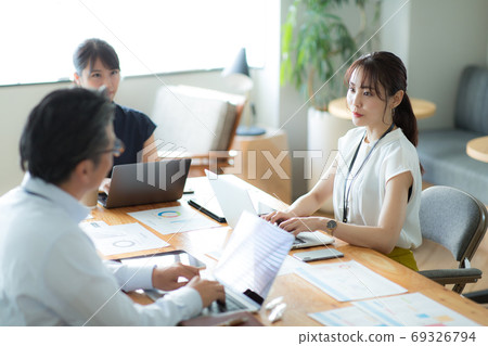 Deskwork business woman Deskwork business woman 69326794