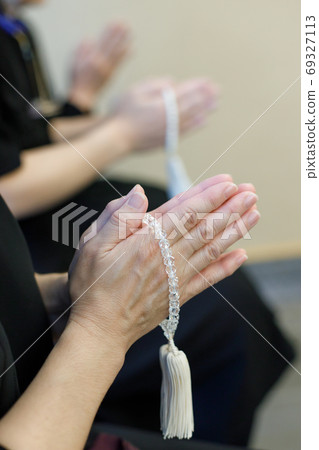 Women's hands to join hands Women's hands to join hands 69327113
