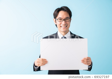 Middle men with whiteboard 69327197