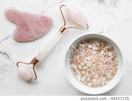 Face jade roller and sea salt 69327278