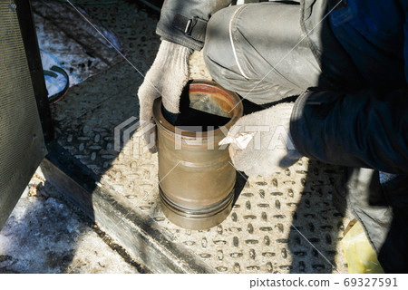 Preparation of the diesel generator set liner before installation 69327591