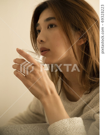 女人在一個房間裡喝酒 女人在一個房間裡喝酒 69328223