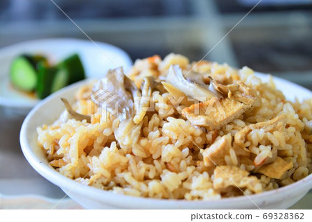 Autumn taste, rice cooked with Maitake mushrooms Autumn taste, rice cooked with Maitake mushrooms 69328362
