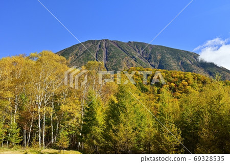 奧古日光昌加濱附近的秋天森林和音山 奧古日光昌加濱附近的秋天森林和音山 69328535