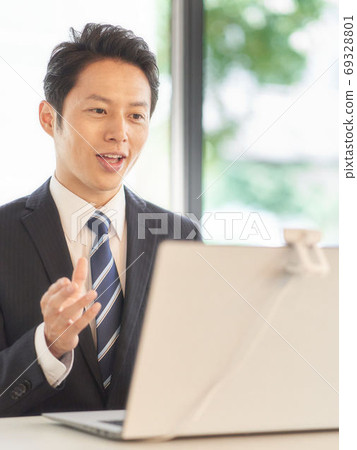一個人與PC進行視頻通話 69328801