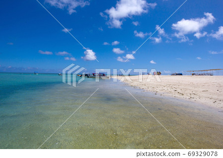 Okinawa Prefecture remote island Kumejima Hate-no-hama landscape photo Uninhabited island Popular tourist spot Emerald green sea and blue blank sandy beach sightseeing boat Okinawa Prefecture remote island Kumejima Hate-no-hama landscape photo Uninhabited island Popular tourist spot Emerald green sea and blue blank sandy beach sightseeing boat 69329078