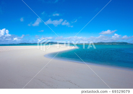 Okinawa Prefecture remote island Kumejima Hate-no-hama landscape photo Uninhabited island Popular tourist spot Emerald green sea and blue blank sandy beach Okinawa Prefecture remote island Kumejima Hate-no-hama landscape photo Uninhabited island Popular tourist spot Emerald green sea and blue blank sandy beach 69329079