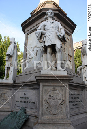 Leonardo da Vinci statue with his disciples at his feet in Piazza della Scala, Milan, Lombardy, Italy, Leonardo da Vinci statue with his disciples at his feet in Piazza della Scala, Milan, Lombardy, Italy, 69329518