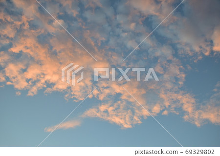 晨霞染成茜草 69329802