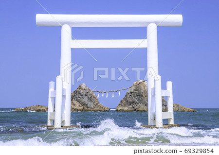 福岡縣I島市富提高浦的白色鳥居門和Me岩 69329854