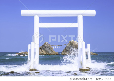 福岡縣I島市富提高浦的白色鳥居門和Me岩 福岡縣I島市富提高浦的白色鳥居門和Me岩 69329882
