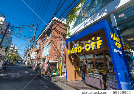 在下北澤站和狹窄的街道周圍排列著時尚商店的日本下北澤的東京城市景觀 69329903