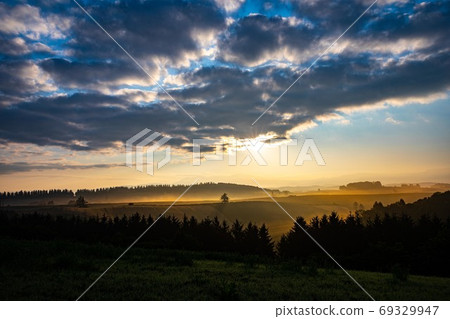 北海道美瑛町的Shinei no Oka清晨 69329947