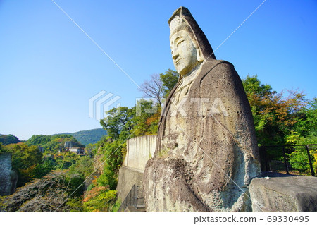 大谷寺大谷觀音(27m)聳立在秋天的藍天 大谷寺大谷觀音(27m)聳立在秋天的藍天 69330495