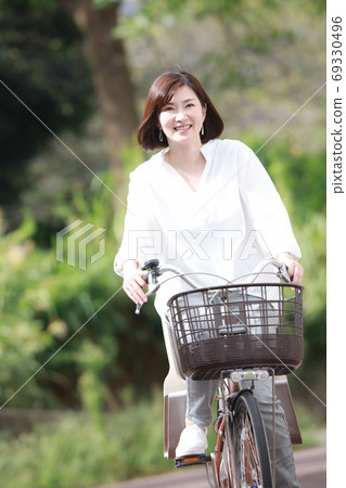 騎自行車的女人 騎自行車的女人 69330496
