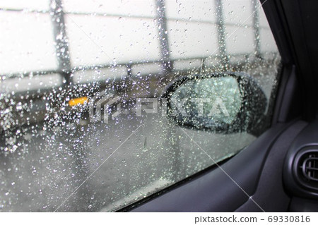 車窗上的水滴 車窗上的水滴 69330816