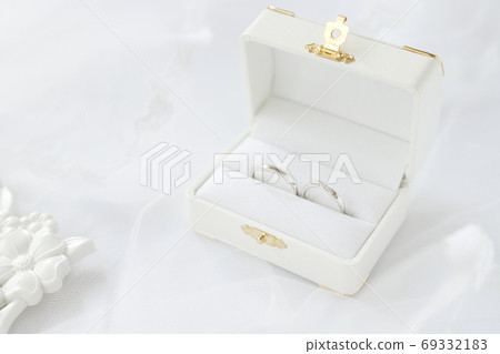 Wedding ring in a ring case 69332183