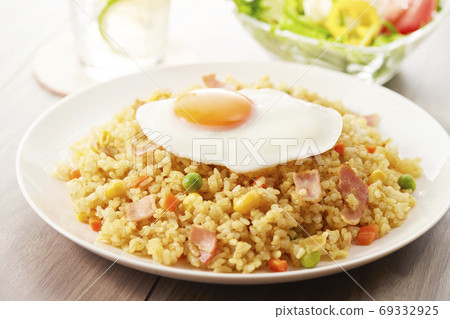 Dry curry curry pilaf with fried egg Dry curry curry pilaf with fried egg 69332925