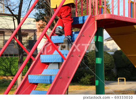 Children climbing the stairs on the slide (2-year-old / boy) 69333010