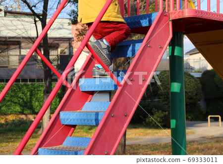 Children climbing the stairs on the slide (2-year-old / boy) Children climbing the stairs on the slide (2-year-old / boy) 69333011