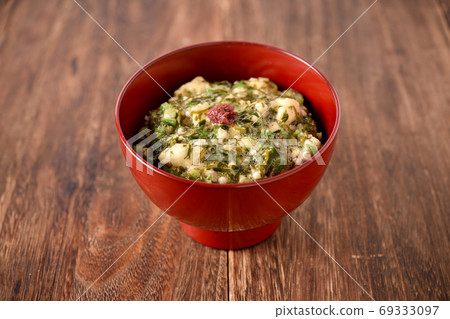 Sticky bowl of vegetables and seaweed Sticky bowl of vegetables and seaweed 69333097