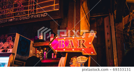 Beer poured into glasses in the bar at night. 69333131