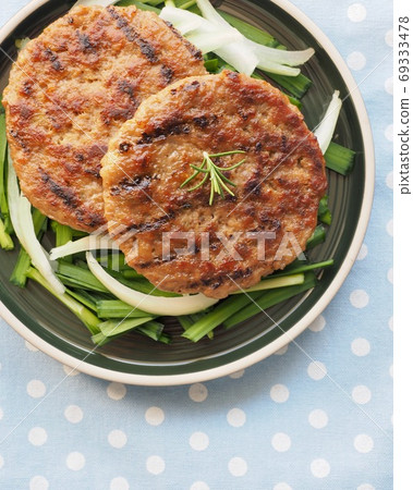 Beef hamburger steak and vegetables Beef hamburger steak and vegetables 69333478