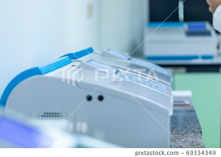 Sample analysis using Spectrophotometer for lab experiments. 69334349