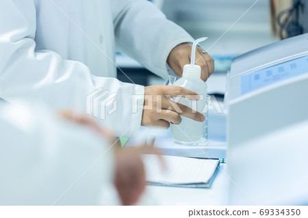 Sample analysis using Spectrophotometer for lab experiments. Sample analysis using Spectrophotometer for lab experiments. 69334350