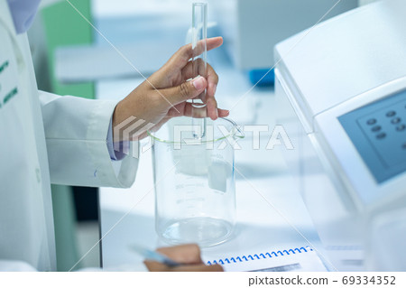 Sample analysis using Spectrophotometer for lab experiments. Sample analysis using Spectrophotometer for lab experiments. 69334352