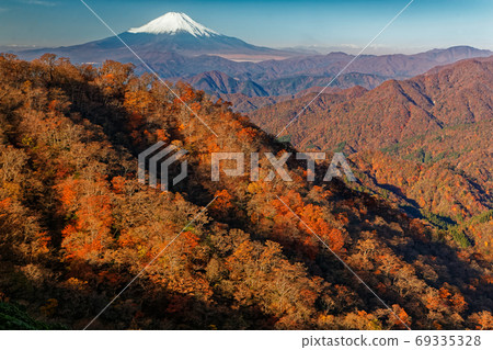 從田澤/戶之嶽山脊線看的那邊原里山脊和秋天的富士山 從田澤/戶之嶽山脊線看的那邊原里山脊和秋天的富士山 69335328