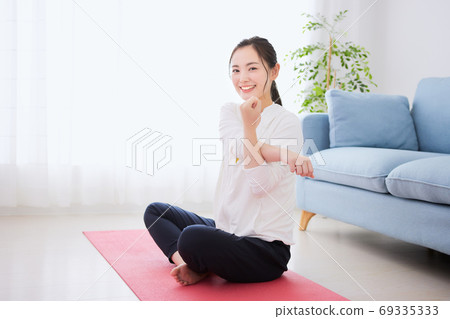 舒展在客廳的一個少婦 舒展在客廳的一個少婦 69335333