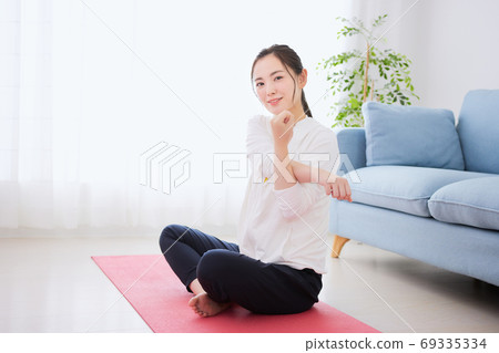 舒展在客廳的一個少婦 舒展在客廳的一個少婦 69335334